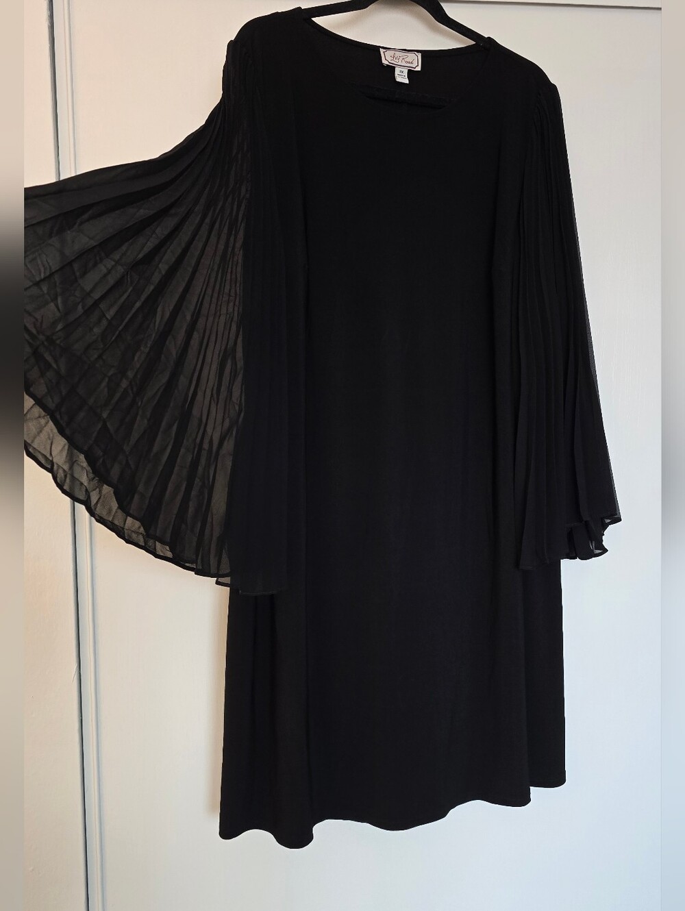 Ivy Road - (Plus-Size) Black Evening Dress W Dramatic Accordion-Pleated Sleeves